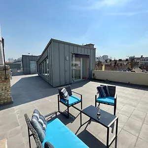 https://penthouse-w-private-rooftop-and-free-parking.inbudapesthotels.com
